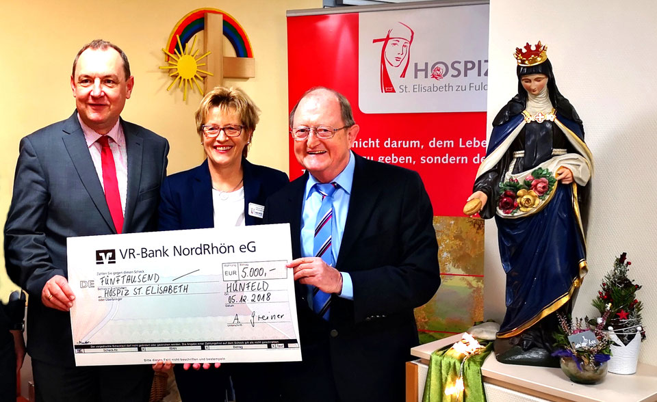 2018 - Dr. Ambros Greiner übergibt einen 5000-Euro-Scheck an das Hospiz St. Elisabeth in Fulda.