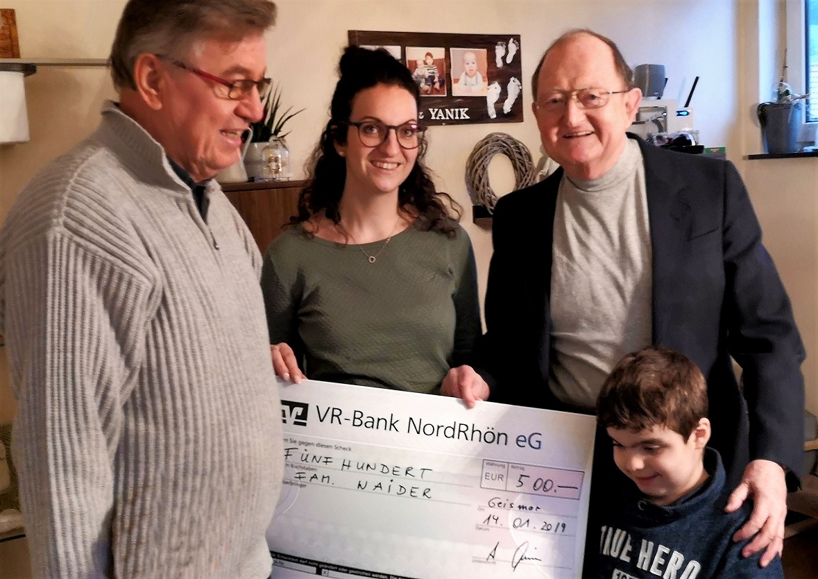 2019 - Josef Staufer und Dr. Greiner überbringen Sabine Waider einen Spendenscheck für den kranken Til (re)