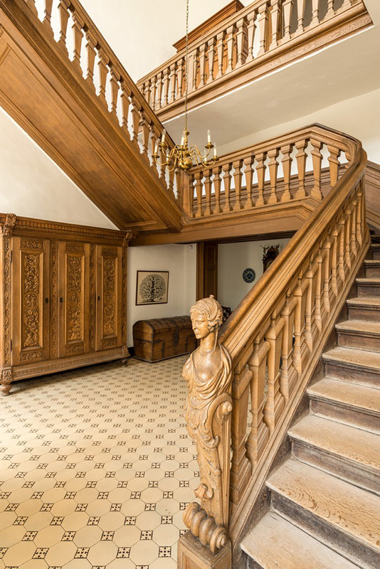 Das Foyer mit der Äbtissin im Vordergrund