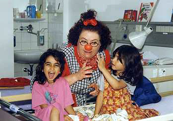 Clownsfrau, 2 junge Patientinnen, Lachen, Humor, Klinikclown, rote Nase