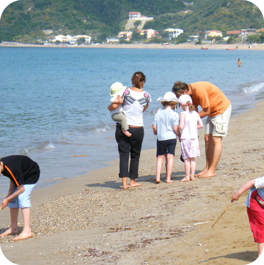 Naturpädagogik: Am Badestrand macht lernen Spaß (Griechenland 2007).