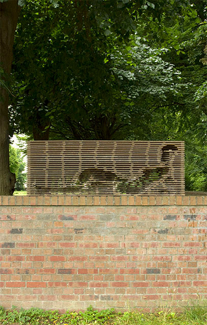 ANJA HOINKA «blocco2», Ausstellung Vorgebirgspark Skulptur Köln 2015, Wellpappe, 70 x 193 x 45 cm