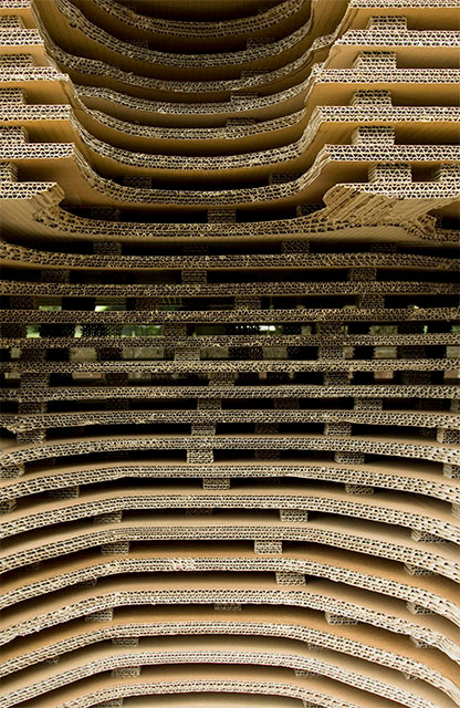 ANJA HOINKA «blocco1», Detail, Ausstellung Vorgebirgspark Skulptur Köln 2015, Wellpappe, 240 x 118 x 78 cm
