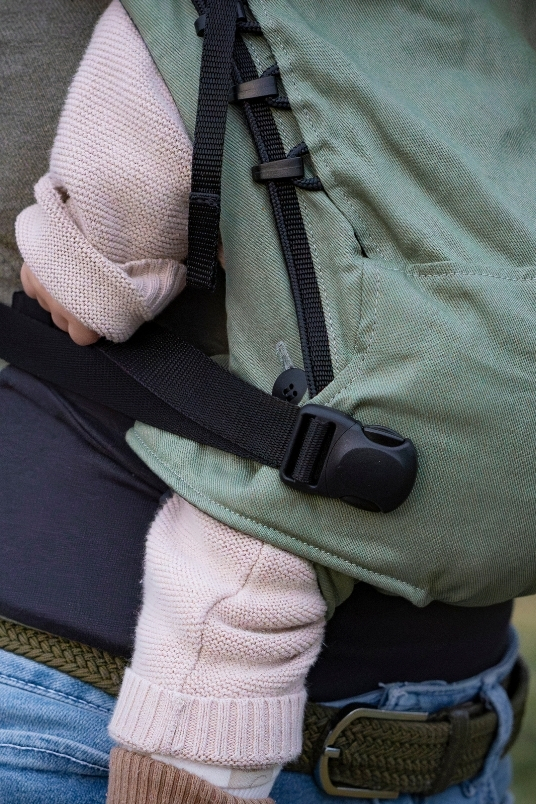 Detailaufnahme der Magnetschnalle der Ruckeli NEO Babytrage in Sage