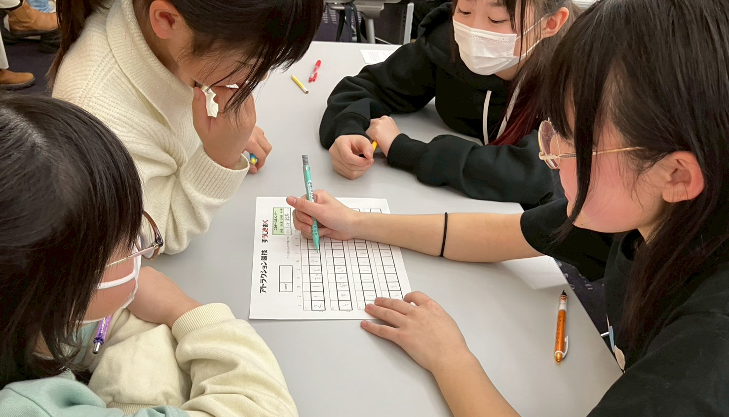 アトラクションではチームで協力し、交流も深めます♪