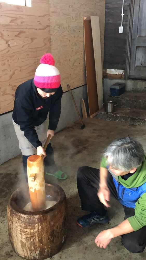 完成を餅つきで祝う。