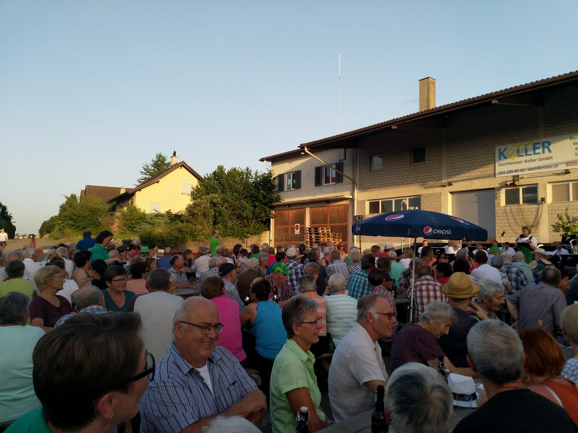 Bei wunderschönem Wetter ging das Konzert vor viel Publikum über die Bühne