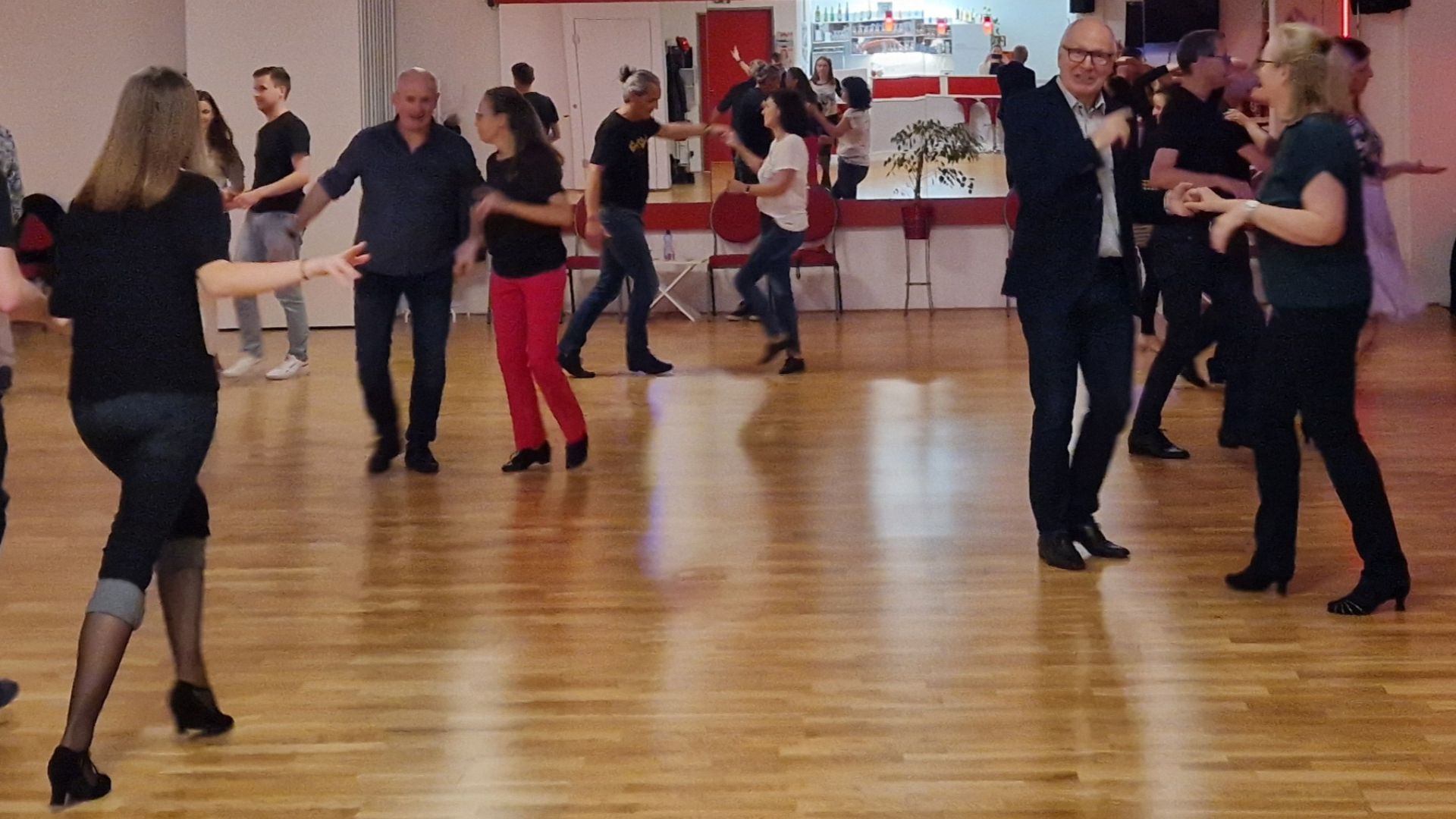 5 gute Gründe, warum du zu den Partys der Tanzschule Vallazza kommen solltest