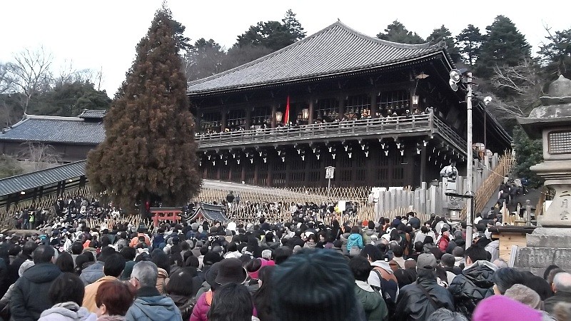 京都　東大寺二月堂　　お水取りの行事を待つ人々