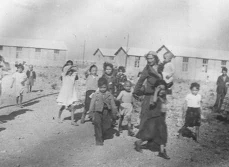 Femmes et enfants tsiganes internés dans le camp de transit de Rivesaltes. France, printemps 1942.