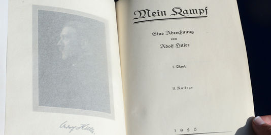 Livre écrit par Hitler : "Mein Kampf"