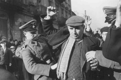 SS fouillant des Juifs à la recherche d’armes. Varsovie, Pologne, octobre ou novembre 1939