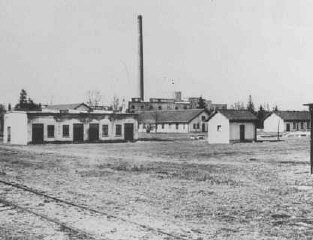 Vue des baraques et de l'usine de munitions dans l'une des premières photos du camp de concentration de Dachau. Dachau, Allemagne, mars ou avril 1933. 