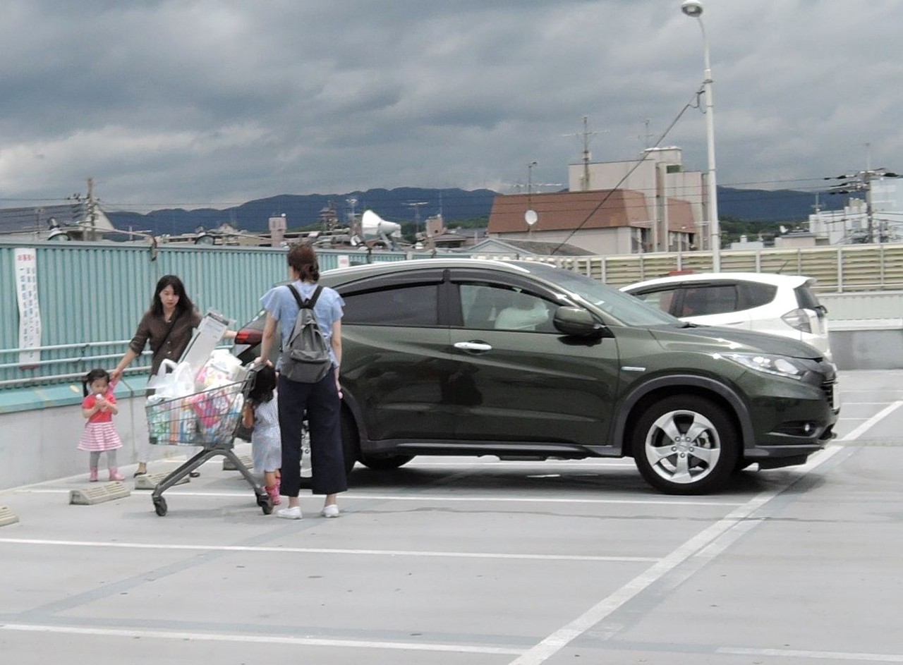スーパーの駐車場では子どもに注意 人と車の安全な移動をデザインするシンク出版株式会社 スーパーの駐車場では子どもに注意 人と車の安全な移動をデザインするシンク出版株式会社