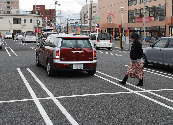 駐車場内の事故に注意しましょう 人と車の安全な移動をデザインするシンク出版株式会社 駐車場内の事故に注意しましょう 人と車の安全な移動をデザインするシンク出版株式会社