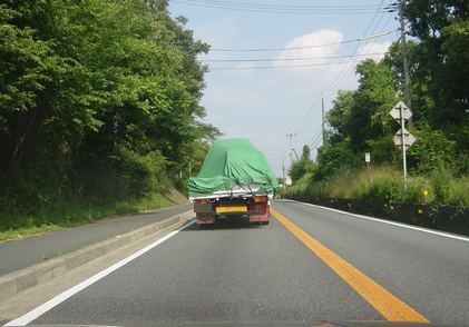 遅い車を強引に追い越すのはやめよう 人と車の安全な移動をデザインするシンク出版株式会社