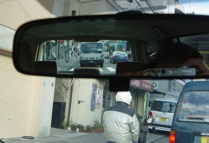 後続車の動きに注意していますか 人と車の安全な移動をデザインするシンク出版株式会社 後続車の動きに注意していますか 人と車の安全な移動をデザインするシンク出版株式会社