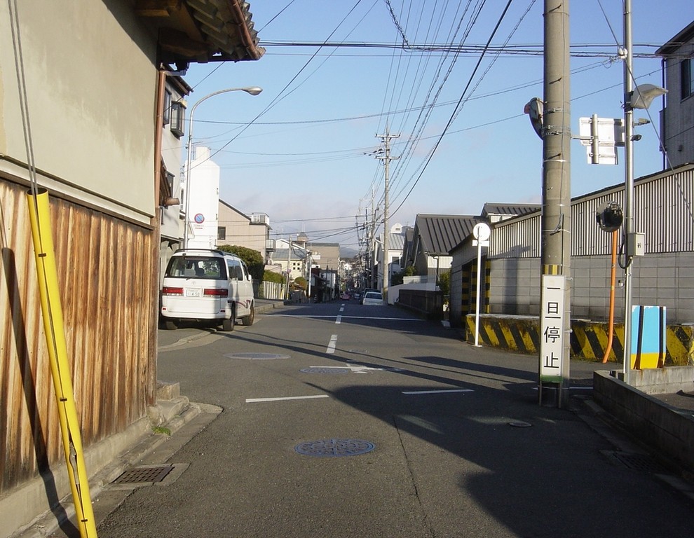 見通しの悪い交差点では しっかり止まって はっきり確認 人と車の安全な移動をデザインするシンク出版株式会社 見通しの悪い交差点では しっかり止まって はっきり確認 人と車の安全な移動をデザインするシンク出版株式会社