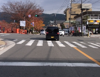右折待ちでの はみ出し に注意 人と車の安全な移動をデザインするシンク出版株式会社 右折待ちでの はみ出し に注意 人と車の安全な移動をデザインするシンク出版株式会社