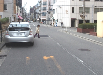 あなたは普段 道を歩いていて違法路上駐車の物陰から突然自転車が出てきたり