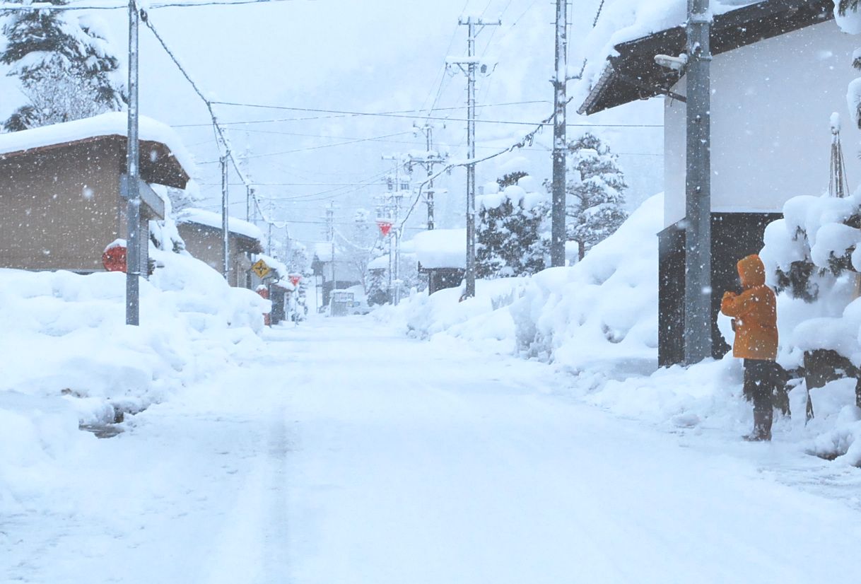 雪道では車道上の歩行者に注意 人と車の安全な移動をデザインするシンク出版株式会社