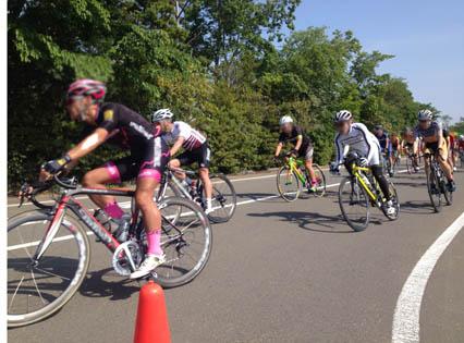 山道などではサイクリング自転車に注意 人と車の安全な移動をデザインするシンク出版株式会社