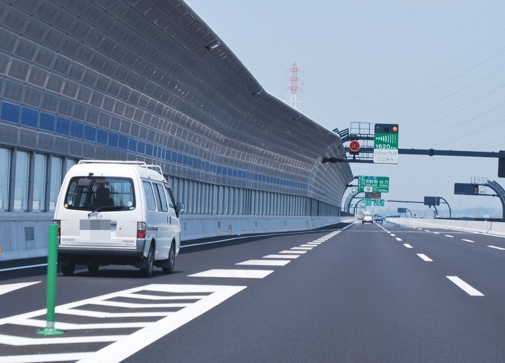 saなどから合流してくる車に注意 人と車の安全な移動をデザインするシンク出版株式会社 saなどから合流してくる車に注意 人と車の安全な移動をデザインするシンク出版株式会社