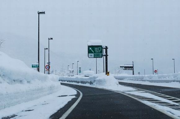 高速道路でのスリップに注意 人と車の安全な移動をデザインするシンク出版株式会社