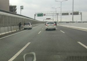 高速道路でのパンク修理は危険です 人と車の安全な移動をデザインするシンク出版株式会社 高速道路でのパンク修理は危険です 人と車の安全な移動をデザインするシンク出版株式会社