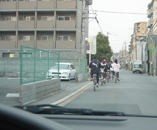 マンションの駐車場に入る際は子どもに注意 人と車の安全な移動をデザインするシンク出版株式会社