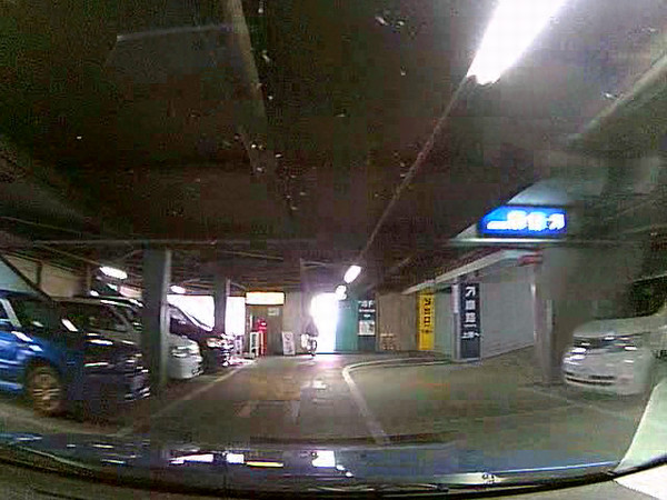 立体駐車場ではヘッドライトを点灯 人と車の安全な移動をデザインするシンク出版株式会社