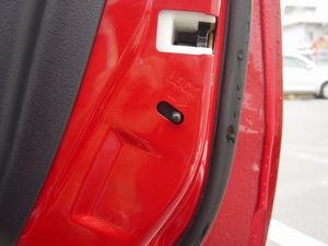 子どもを乗せるときにはチャイルドロックを 人と車の安全な移動をデザインするシンク出版株式会社 子どもを乗せるときにはチャイルドロックを 人と車の安全な移動をデザインするシンク出版株式会社