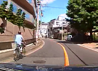自転車 車を左から追い越し