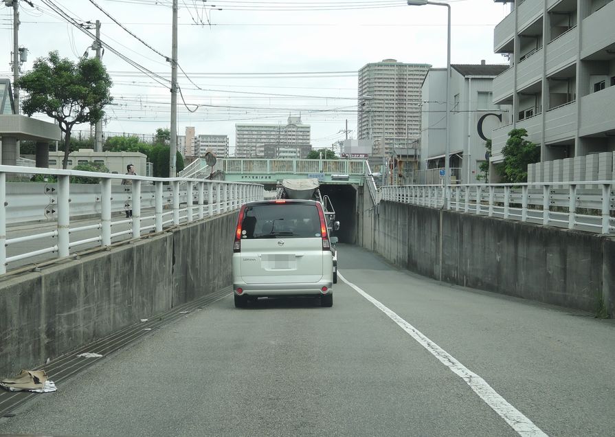 アンダーパスを走行している自転車に注意 人と車の安全な移動をデザインするシンク出版株式会社 アンダーパスを走行している自転車に注意 人と車の安全な移動をデザインするシンク出版株式会社