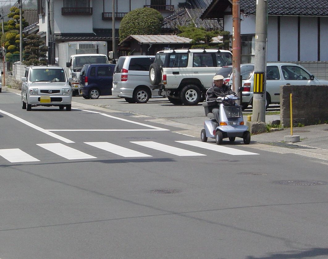 横断歩道付近を横断する電動車いすに注意 人と車の安全な移動をデザインするシンク出版株式会社 横断歩道付近を横断する電動車いすに注意 人と車の安全な移動をデザインするシンク出版株式会社
