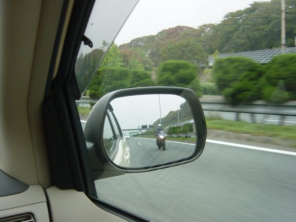 ミラーの死角に注意しよう 人と車の安全な移動をデザインするシンク出版株式会社