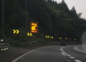 高速道路では右カーブの水たまりに注意 人と車の安全な移動をデザインするシンク出版株式会社 高速道路では右カーブの水たまりに注意 人と車の安全な移動をデザインするシンク出版株式会社