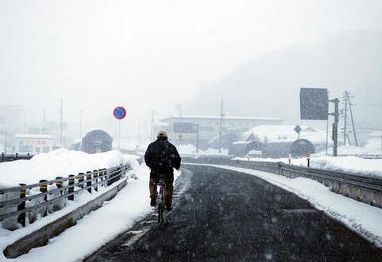 雪道では車道に出てくる自転車・歩行者に注意 - 人と車の安全な移動を 