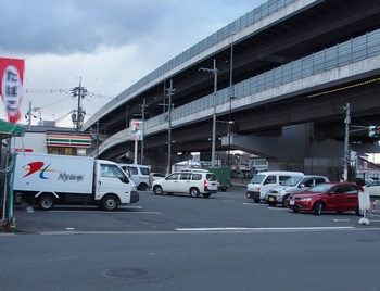 コンビニなどではバック駐車を基本にしよう 人と車の安全な移動をデザインするシンク出版株式会社