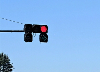 右折矢印信号が出ても慌てて右折しない 人と車の安全な移動をデザインするシンク出版株式会社