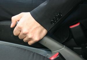 降車時はサイドブレーキの確認を忘れずに 人と車の安全な移動をデザインするシンク出版株式会社