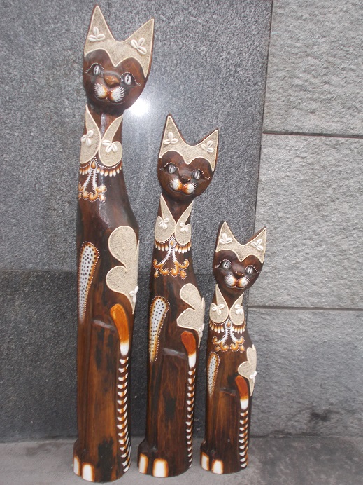 Set gatti dipinti con decori in sabbia e conchiglie
