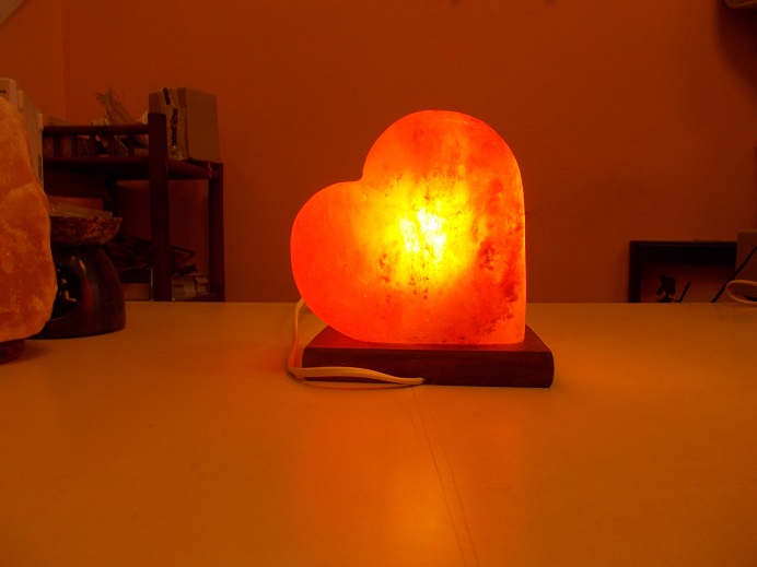 Lampada sale rosa dell'Himalaya a cuore