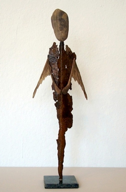 "Eine Engelskulptur" (Metall, Naturstein, Holz auf Steinsockel)
