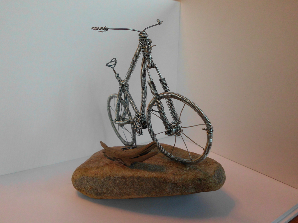 Skulptur-Bike "Drahtesel" (Draht, Naturstein, Schwemmholz) - Ansicht