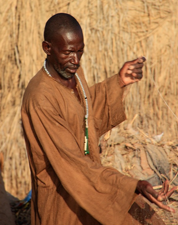 Pêcheur au bord du fleuve NIGER près de MOPTI.