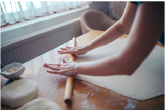 Faire la cuisine permet d'économiser beaucoup d'argent.