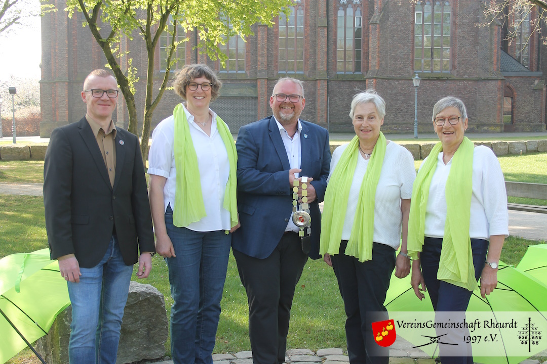 v.l.n.r.: Matthias Rickers (1. Vorsitzender der VG Rheurdt), Adjutantin Christiane Hellmanns, Bürgermeister Dirk Ketelaers, Festkettenträgerin Doris Deselaers, Adjutantin Maria Bürgers