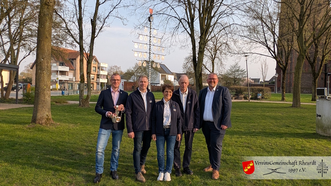 v.l.n.r.: Matthias Rickers (1. Vorsitzender VG), Ludger Hellmanns (Adjutant), Petra Tißen (Festkettenträgerin), Herbert Troost (Adjutant), Dirk Ketelaers (Bürgermeister)
