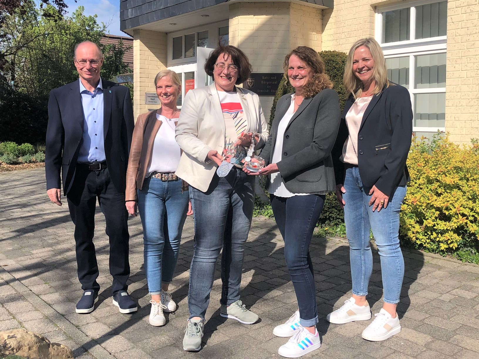 v.l.n.r.: Klaus Tißen (1. Vorsitzender VG), Adjutantin Marlene Kirschbaum, Agnes Teilmans (stellv. Bürgermeisterin), FKT Sabine Horster, Adjutantin Heike Schäfers